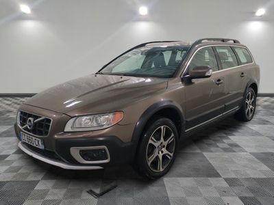 une photo d'un SUV Volvo marron garé dans un garage