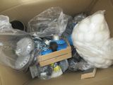 une boîte en carton remplie d'objets hétéroclites