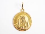 un gros plan sur une médaille d'or représentant une femme et un enfant