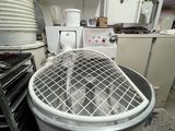 une photo d'une cuisine avec un grand saladier rempli de nourriture