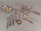 beaucoup de cuillères en argent et de cuillères sur la table