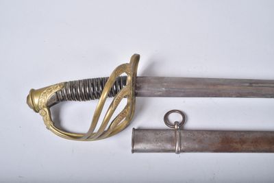 une épée à la poignée en or et deux autres objets
