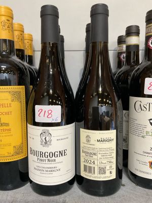 plusieurs bouteilles de vin sont alignées sur un comptoir