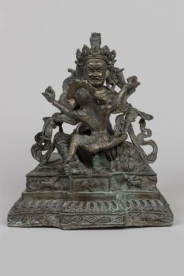 une image représentant une statue en bronze d'un homme tenant un serpent