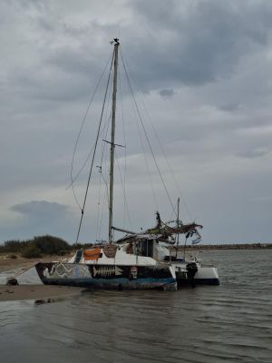 un voilier amarré au bord de l'eau