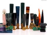 de nombreux vases de différentes couleurs posés sur une table