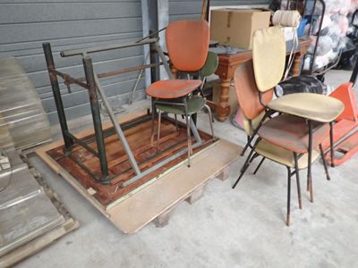 un tas de chaises dans un garage