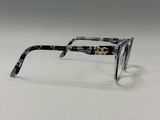 gros plan d'une paire de lunettes sur une surface blanche