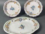 trois pièces de vaisselle en porcelaine ornées de motifs floraux