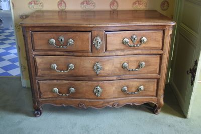 Commode rectangulaire à façade galbée en bois fruitier ouvra…