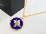 collier plaqué or orné d'un pendentif en émail bleu avec un diamant au centre