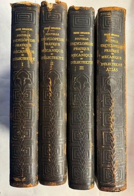 quatre vieux livres sont alignés sur une surface blanche
