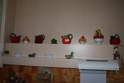 une étagère sur laquelle sont disposés de nombreux vases de styles variés
