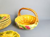 plusieurs assiettes et bols posés sur une table