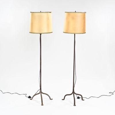 une paire de lampadaires, chacun muni d'un abat-jour