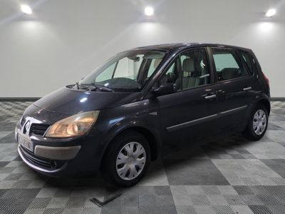 la photo d'une petite voiture noire garée dans un garage