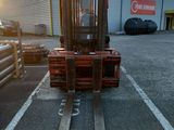 un chariot élévateur à fourche garé dans un parking
