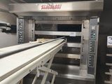 une photo d'une cuisine professionnelle équipée d'un tapis roulant