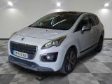 la petite voiture blanche est garée dans une grande pièce
