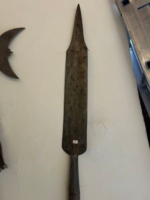 un couteau posé sur une table à côté d'un autre couteau
