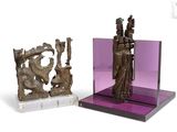 une statue représentant un homme et une femme posée sur une table