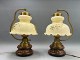 paire de lampes anciennes en laiton et en verre, ornées de motifs floraux