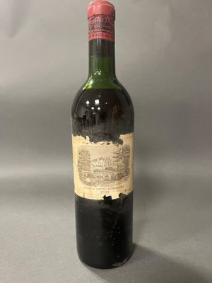 une bouteille de vin rouge sur fond gris avec un fond blanc
