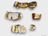 plusieurs pièces d'or et d'argent sont représentées sur un fond blanc