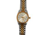 gros plan d'une montre-bracelet sur fond blanc