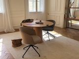 une photo d'un salon avec une table et des chaises