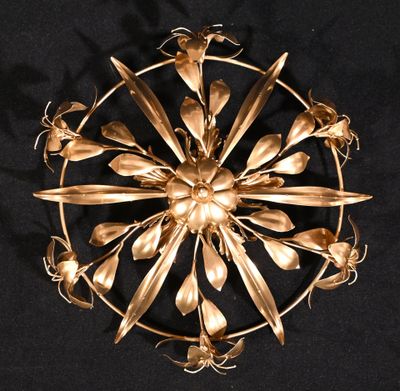une broche en forme de fleur dorée sur fond noir