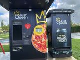 un kiosque à pizza surmonté d'une couronne