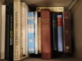de nombreux livres qui se trouvent dans une boîte sur l'étagère