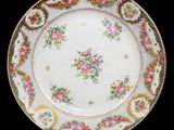 une assiette avec un motif floral sur un support