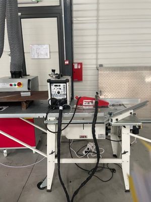 une machine posée sur une table dans une pièce