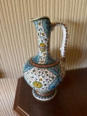 un vase posé sur une table dans une pièce