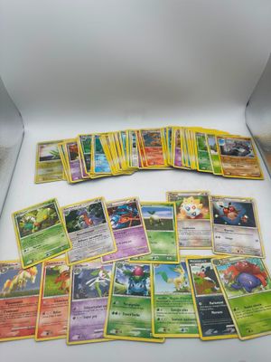 une boîte de cartes Pokémon posée sur une table