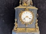 une horloge surmontée d'une statue