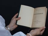 une femme qui tient un livre dans ses mains