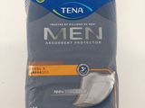 un gros plan sur une boîte de sous-vêtements Tena pour hommes