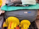 une pile de bouches d'incendie jaunes et jaune vif posées sur une palette