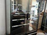 une image d'une vitrine en verre dans un magasin