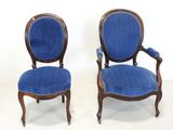 paire de fauteuils rembourrés bleus avec accoudoirs en bois