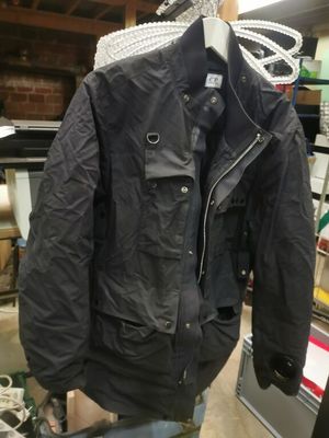 une photo d'une veste suspendue à un portant dans un magasin