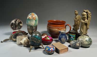 de nombreux vases différents posés sur une table