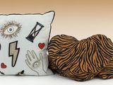 un coussin à motif zébré et des chaussons zébrés sur fond blanc