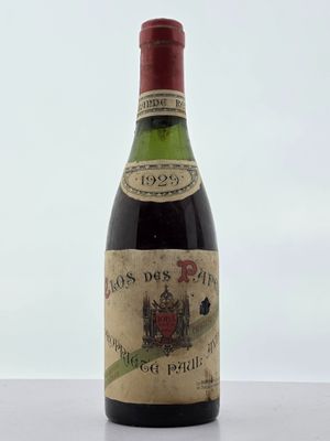 une vieille bouteille de vin posée sur une table