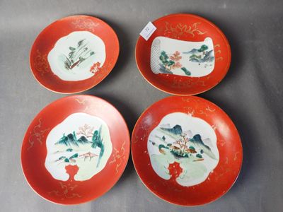 quatre assiettes rouges et blanches ornées d'oiseaux et de fleurs