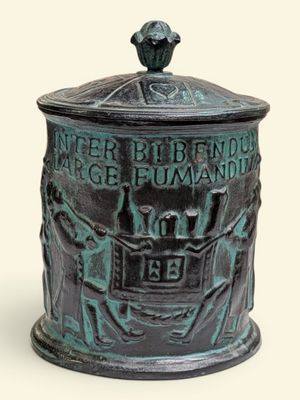 une petite boîte en bronze surmontée d'un oiseau