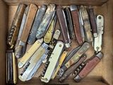 de nombreux types de couteaux dans une boîte en bois